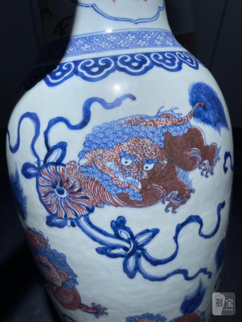 清乾隆 青花釉里红狮子绣球纹观音瓶 - 图6